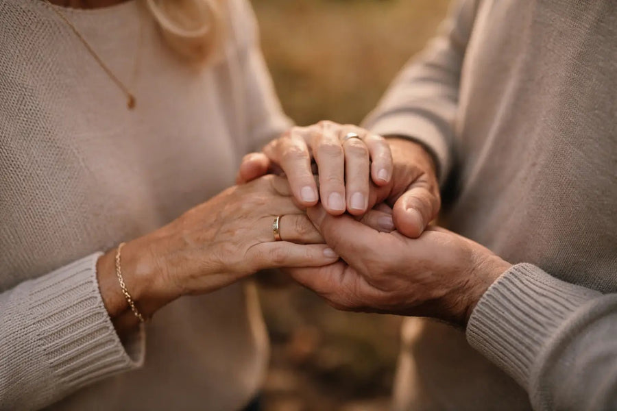 Kobberbryllup – ægtepars hænder der holder hinanden som symbol på 12,5 års ægteskab og varig kærlighed