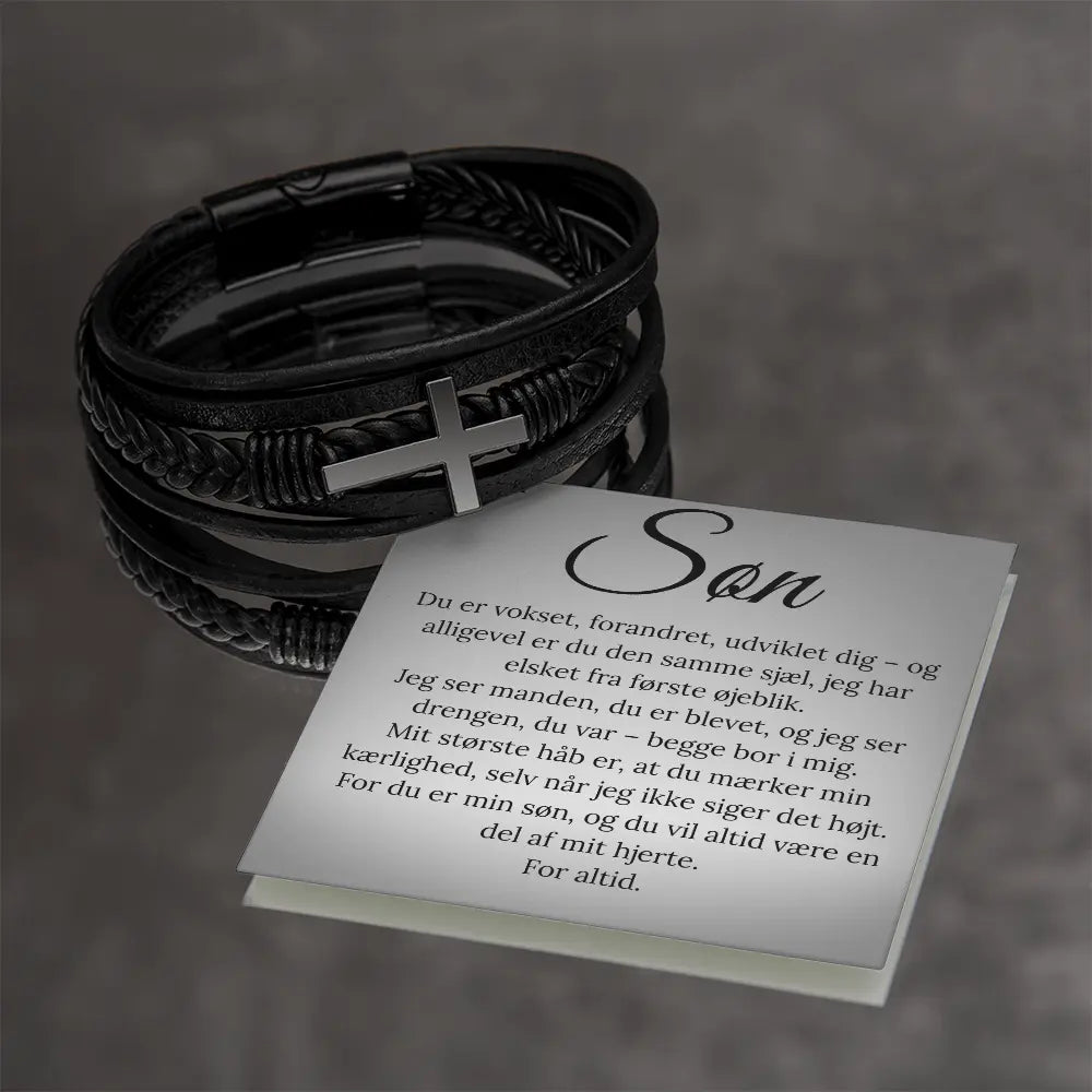 Armbånd med kors i sort læder designet som gave fra mor og far til deres søn