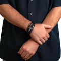 Cuban Chain Cross armbånd i sort læder på model