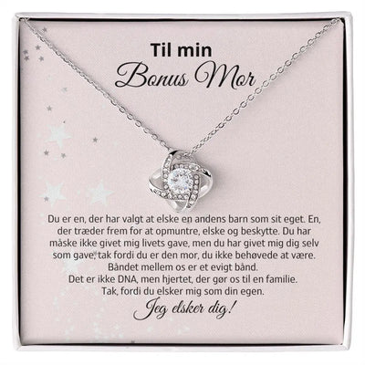 Love Knot-halskæde i rustfrit stål med 14k hvidguldsbelægning og Cubic Zirkonia-sten. Præsenteres i gaveæske med kærlig tekst til bonusmor. En symbolsk og smuk gave til den mor, du har fået med hjertet.