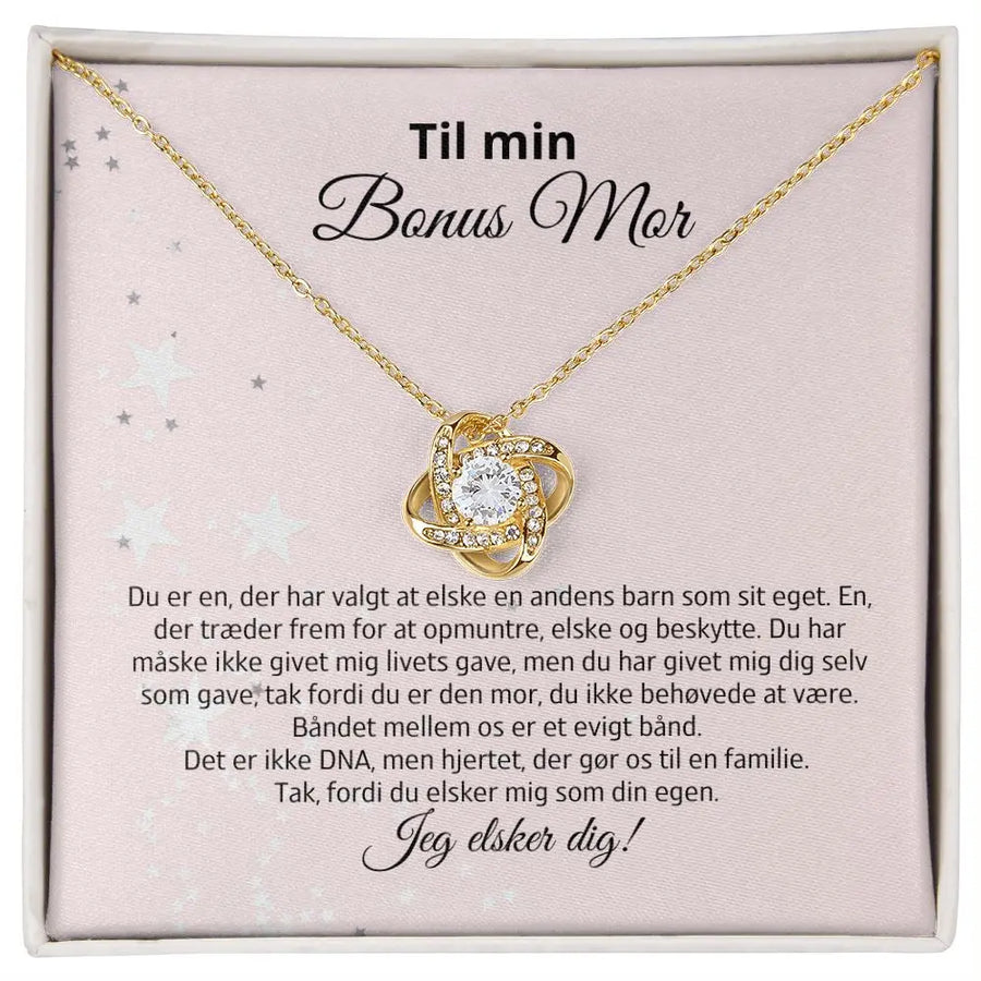 Love Knot-halskæde belagt med 14k hvidguld og en funklende rund Cubic Zirkonia-sten. Leveres i gaveæske med kort til bonusmor med teksten: “Du er en, der har valgt at elske en andens barn…”. En rørende og mindeværdig gave til Mors Dag, fødselsdag eller som tak.