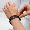 Love You Forever armbånd i sort flettet læder vist på armen