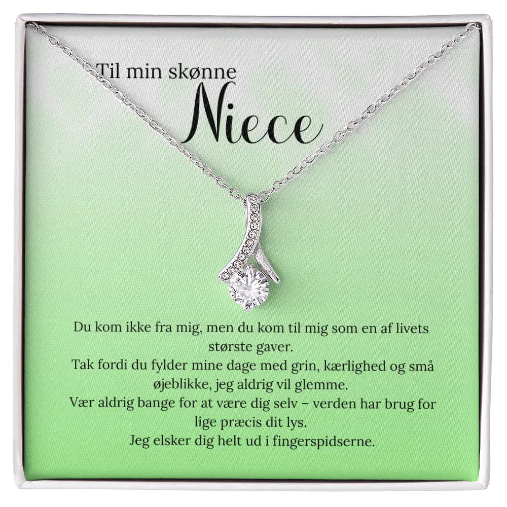 Personlig gave til niece – hjertevarmt smykke i hvidguld fra moster med kærlige ord