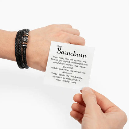 Betydningsfuldt armbånd til barnebarn i sort læder med personlig gravering – en gave med mening