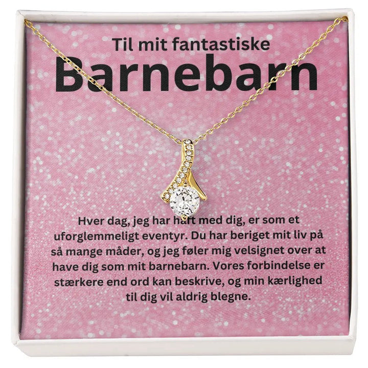 Elegant halskæde i 18k guldbelagt rustfrit stål , leveret i gaveæske med personlig tekst: “Til mit fantastiske barnebarn”.