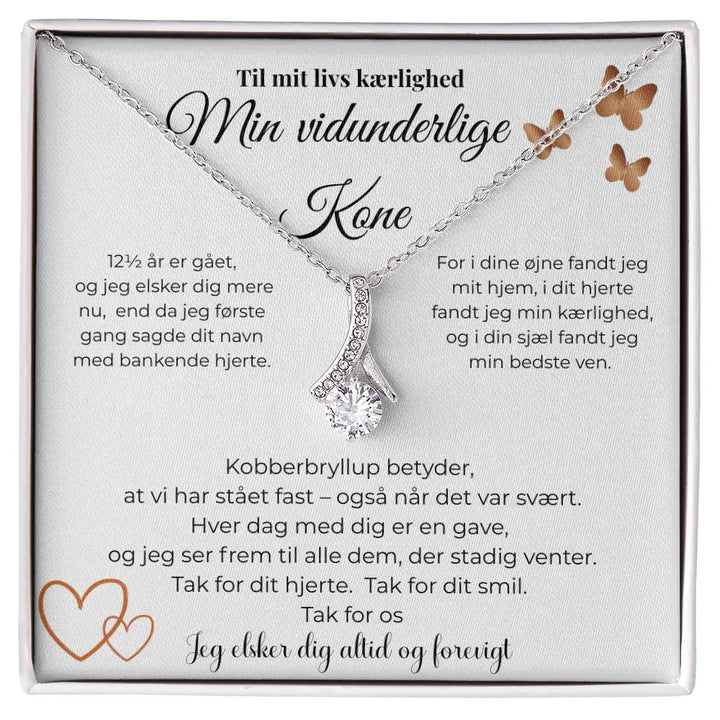 Elegant halskæde i sølvfarvet finish med klar sten, symbol på kærlighed og 12½ år sammen, gave til kone