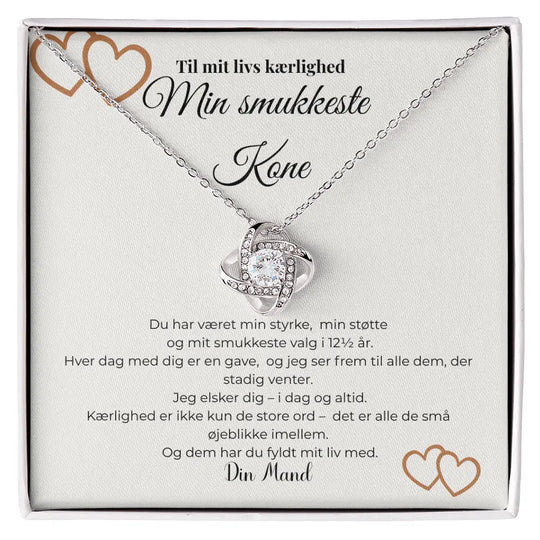 Sølvfarvet halskæde med flettet knude og funklende sten – symbolsk gave til kone på kobberbryllup