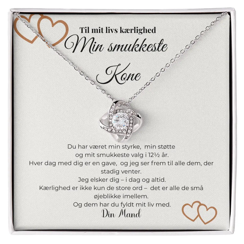 Sølvfarvet halskæde med flettet knude og funklende sten – symbolsk gave til kone på kobberbryllup