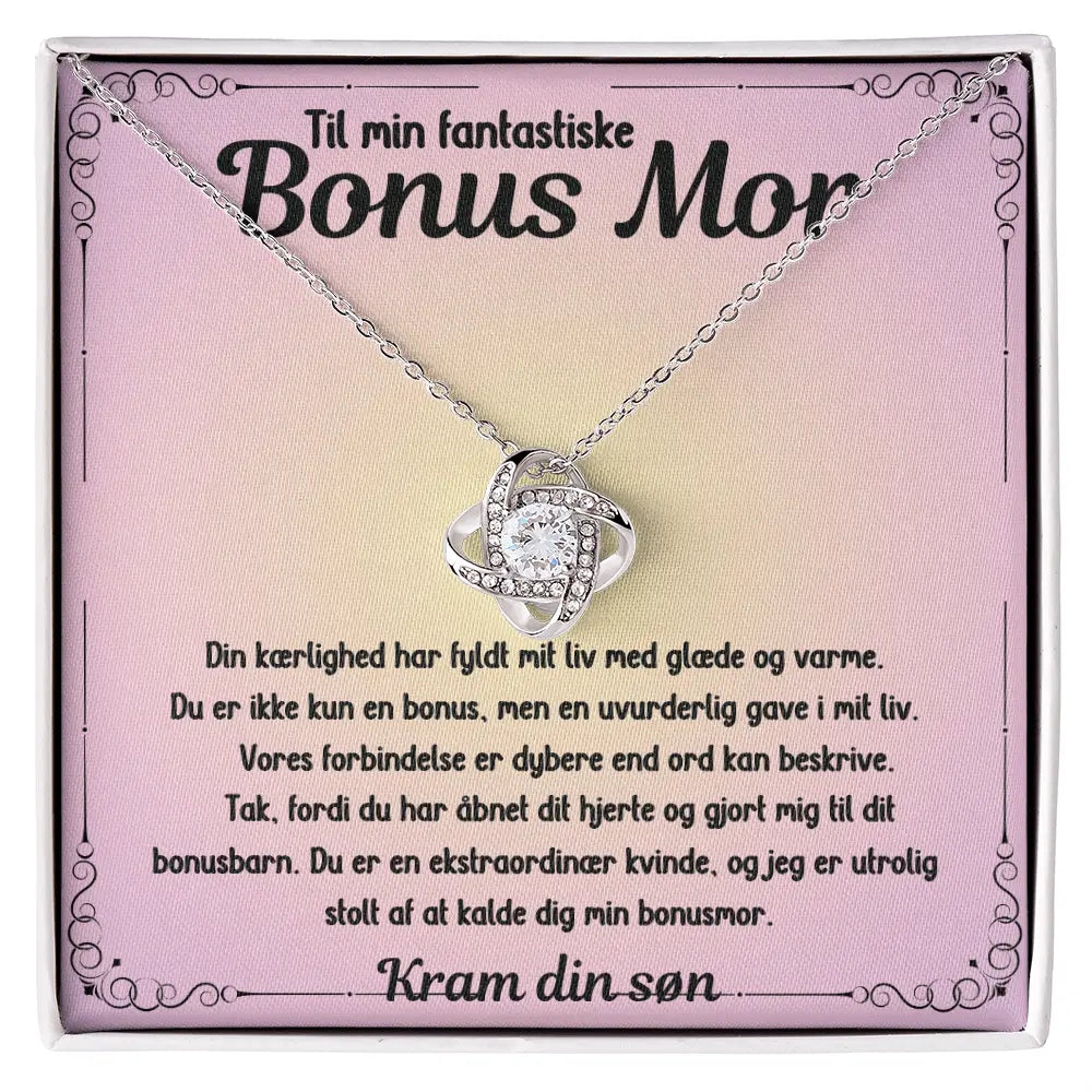 Halskæde i rustfrit stål med 14k hvidguldsbelægning og Cubic Zirkonia. Leveres med kort til bonusmor fra søn – en smuk gave, der udtrykker taknemmelighed og kærlighed.
